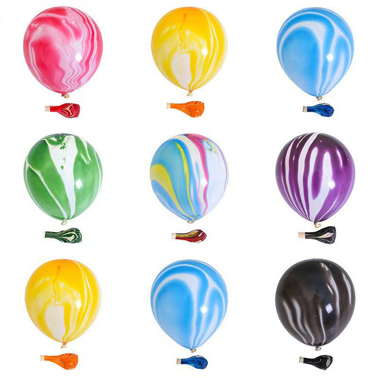 Ohiko eta goi-muturretik: latex globoen dekorazio eskema harrigarria